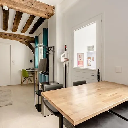 Cosy Proche Beaubourg Parijs